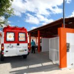 Mulher é hospitalizada após ponto de ônibus cair em cima dela