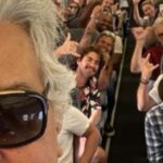 Show aéreo Sidney Magal canta para passageiros em voo