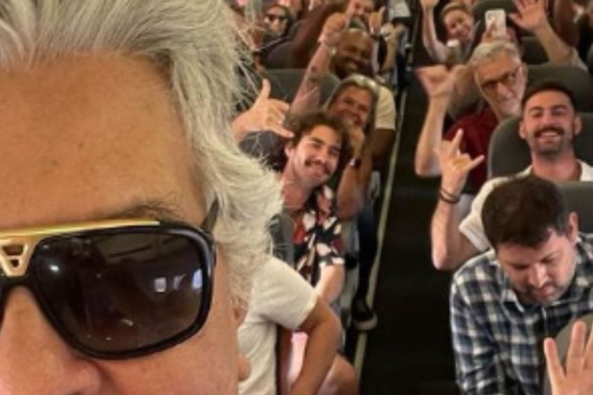Show aéreo Sidney Magal canta para passageiros em voo