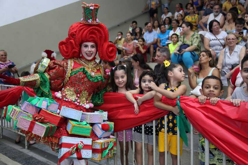 crianças recebem presentes de natal