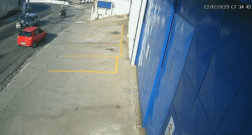 colisão de moto de PM com carro