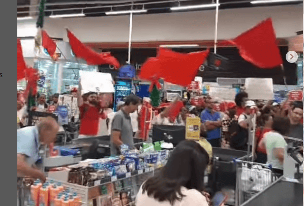 protesto no carrefour