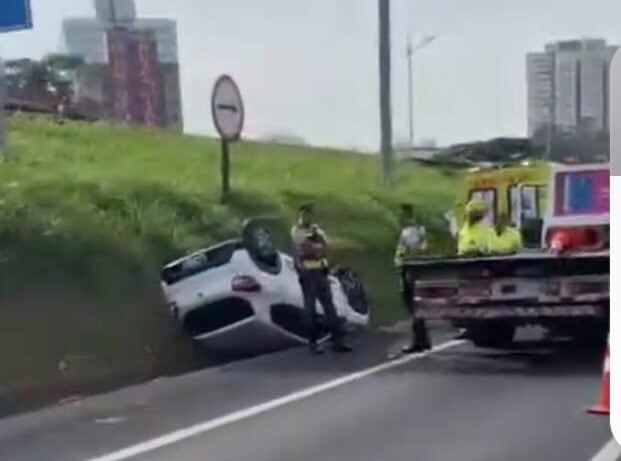 carro capotado na via Anchieta