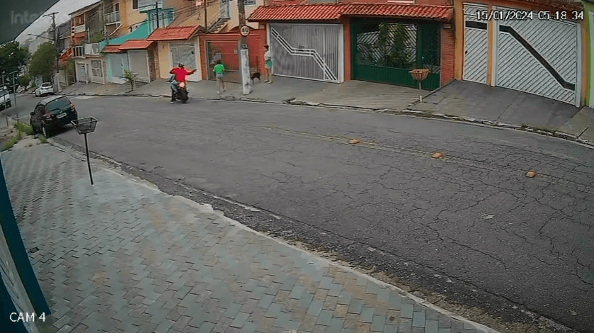 indivídios em moto - roubo de celular