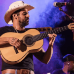 Cantor sertanejo João Carreiro no palco