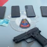 Celular e simulacro de pistola