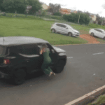 mulher pendurada na janela do carro