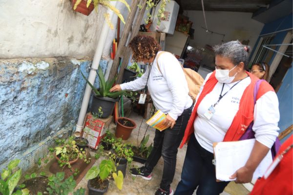 agentes combatendo mosquito da dengue em Mauá