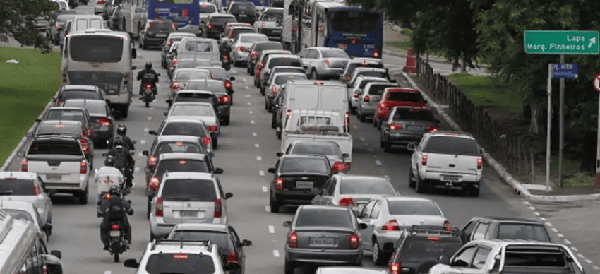carros na avenida