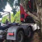 caminhão fica pendurado