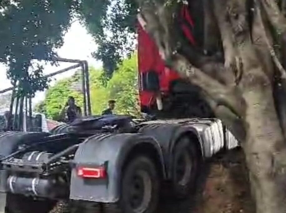 caminhão fica pendurado