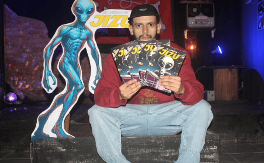 Gustavo Belarmino, proprietário do Beco USA, apresenta a primeira edição de Os Livros de Jizu, HQ criada e editada pelo escritor Eduardo Kaze