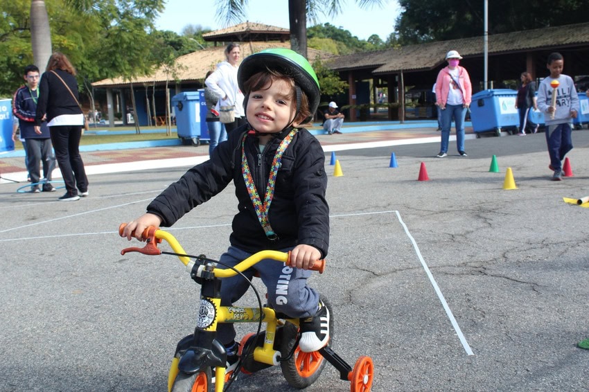 Criança andando de bicicleta 