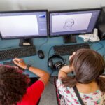 Pessoas fazendo desenho no computador