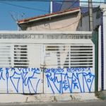 fachada da casa do médico pichada
