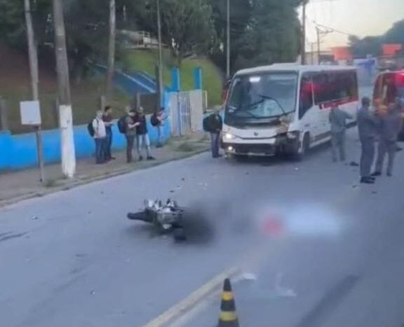 acidente entre moto e ônibus