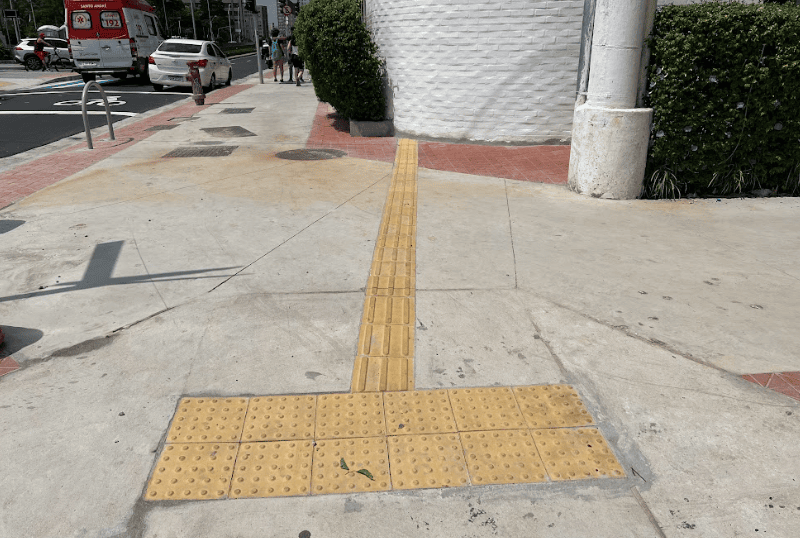 piso tátil termina na parede