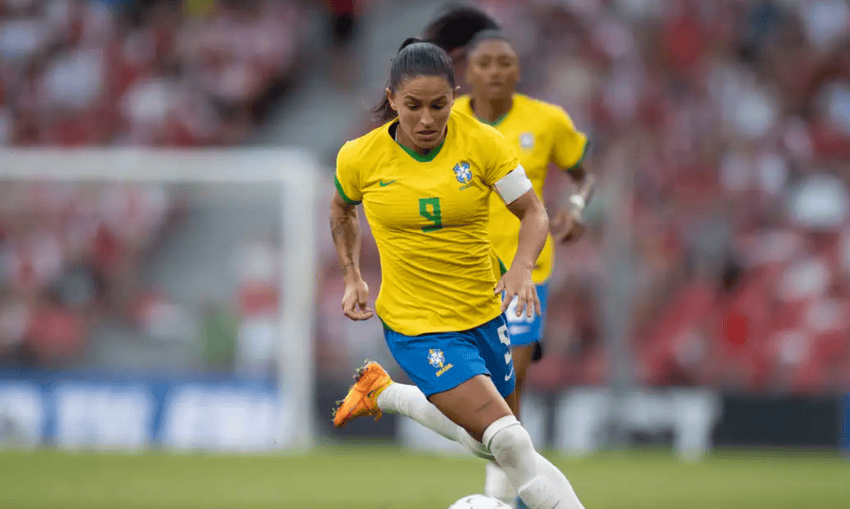 Debinha, Bruninha e Laís Estevam são convocadas para a seleção