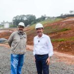 Orlando Morando vistoria avanço das obras de moradia no Monte Sião e Silvina Audi