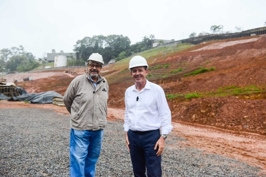 Orlando Morando vistoria avanço das obras de moradia no Monte Sião e Silvina Audi