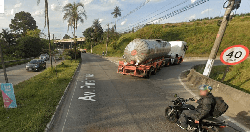 Avenida Pirâmide, em Diadema