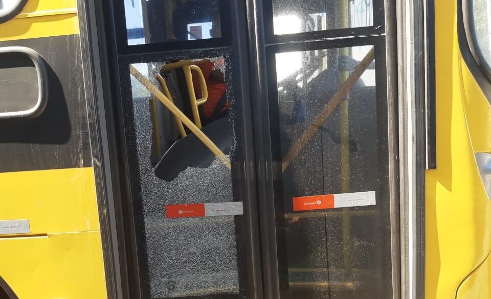 ônibus apedrejado