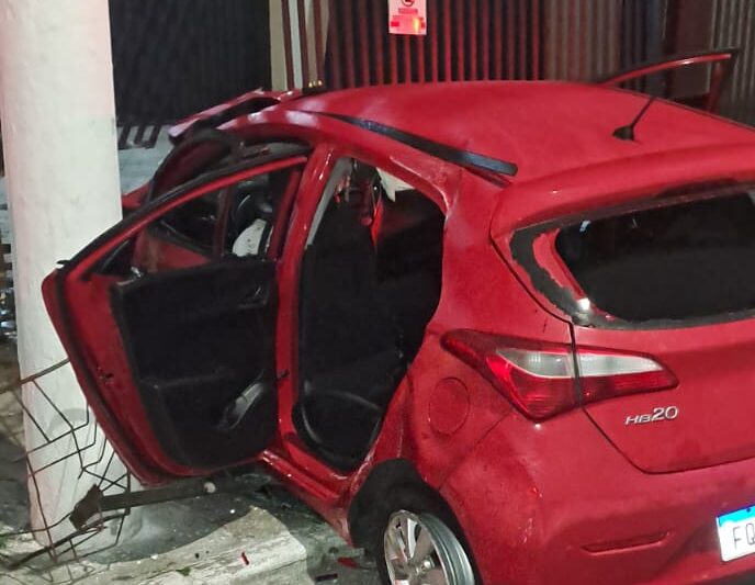colisão em poste e comércio
