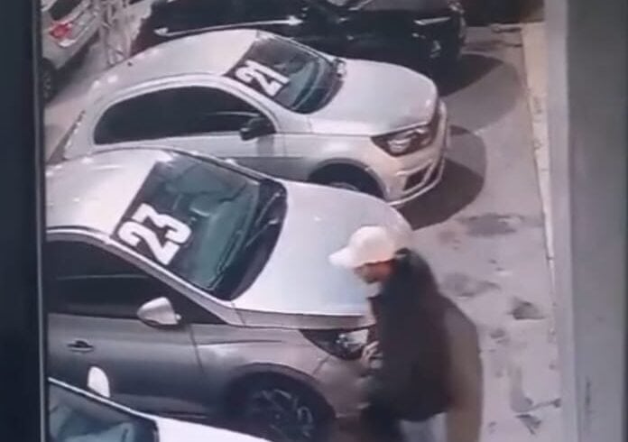 homem invade concessionária