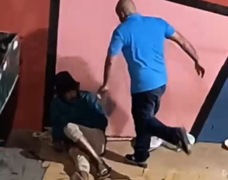 agressor e morador de rua
