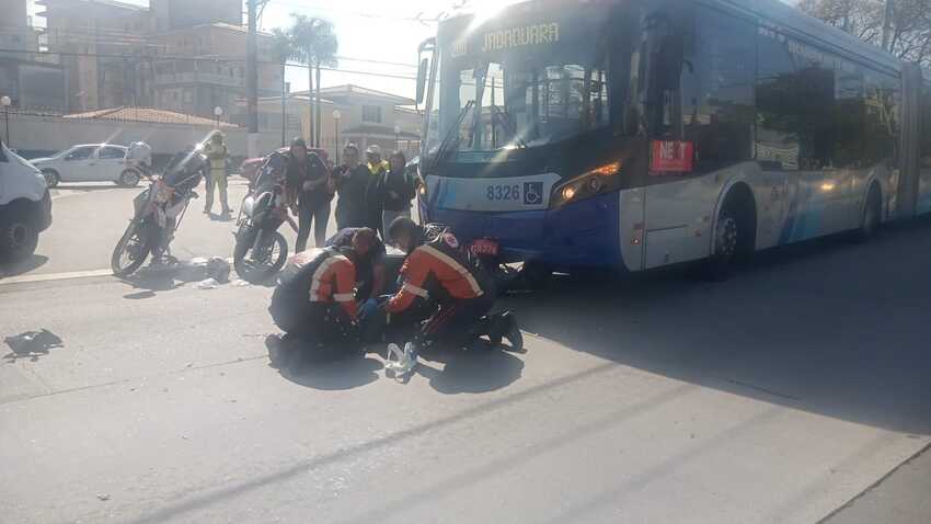 motociclista sendo socorrido no corredor de trólebus