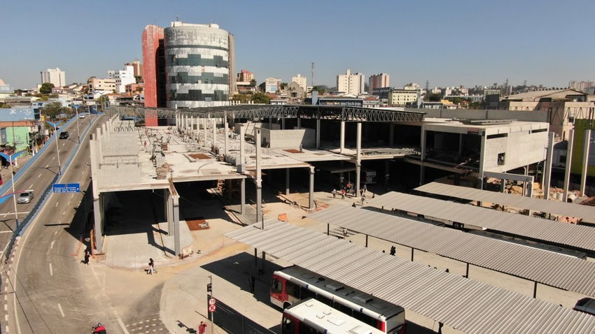 terminal de ônibus em obras