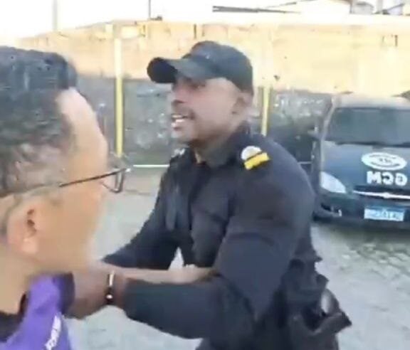 Comandante da GCM puxa braço de vereador