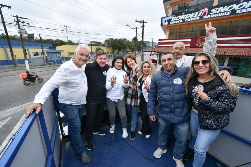 Adesivaço e propostas de governo com caminhão de som marcam o dia de Flávia Morando