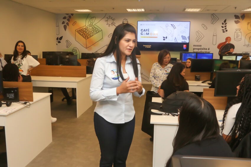 Em visitas a empresas, Flávia Morando destaca plano de qualificação profissional e incentivos à chegada de novos negócios