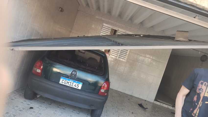 carro batido na garagem