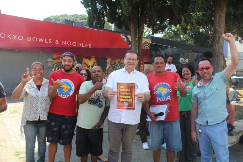 Luiz Fernando faz campanha na Praça Santa Filomena