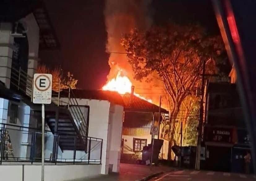 Incêndio na Vila do Doce