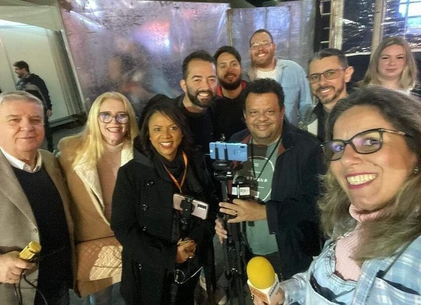 Uvinha e jornalistas