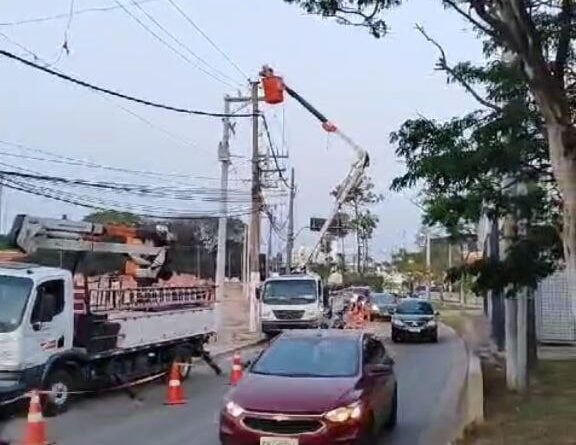 Enel fazendo reparo