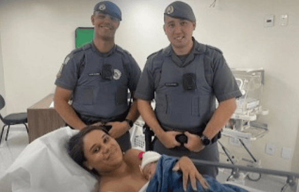 soldados e bebê