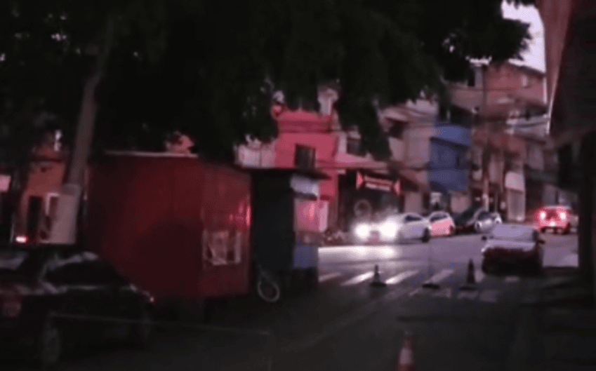 Moradores do Parque São Bernardo seguem sem energia após telhado ficar preso na fiação; bombeiros e Enel ainda não resolveram