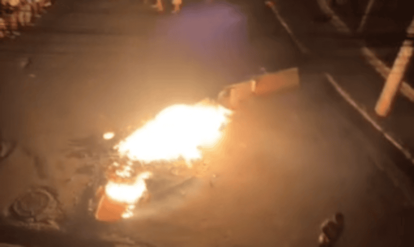 Moradores do Parque São Bernardo seguem sem energia após telhado ficar preso na fiação; bombeiros e Enel ainda não resolveram