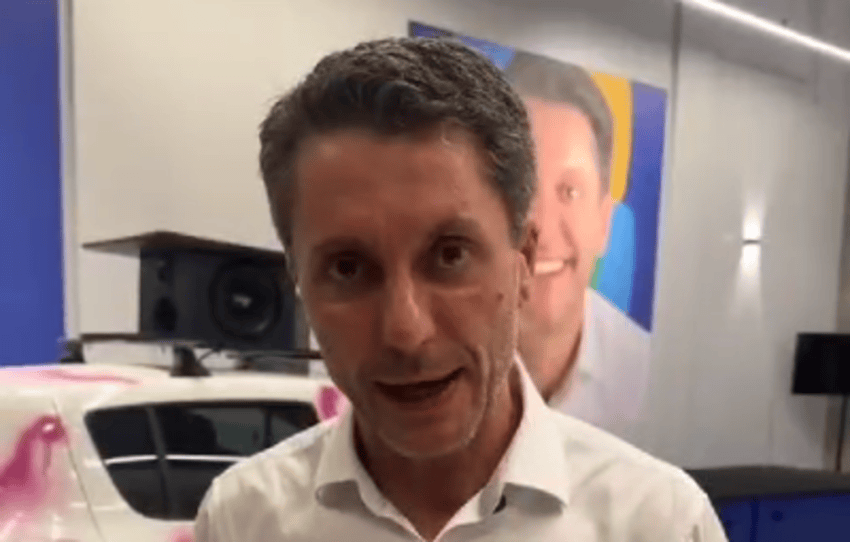 Na reta final da campanha, Alex Manente faz live, ataca imprensa e adversário