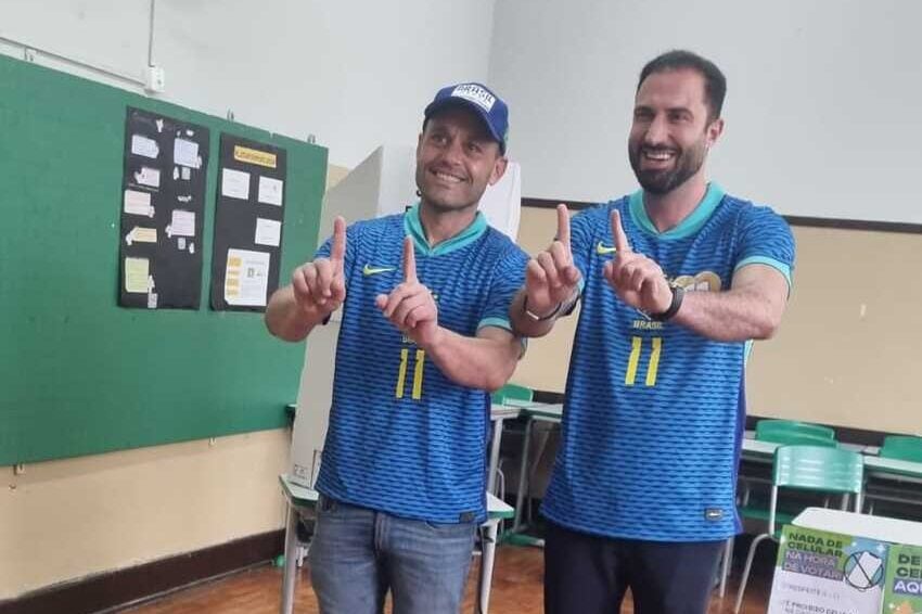 Gabriel Roncon votou Escola Estadual Professora Ruth Neves Santana  acompanhado de seu vice, Amigão D'Orto