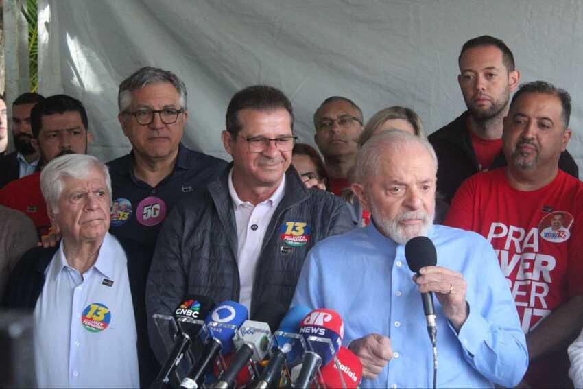 Lula vota em São Bernardo e pede votos para candidatos do ABC