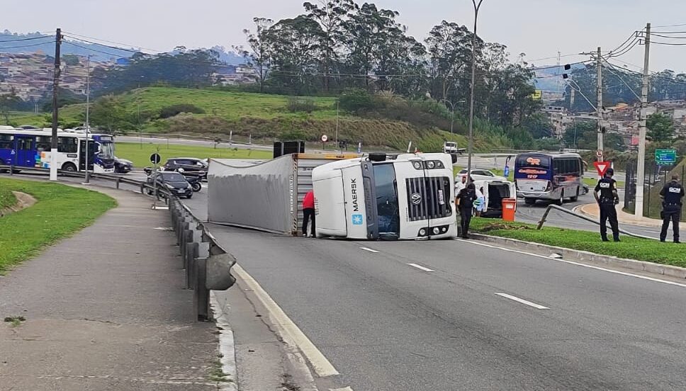 caminhão tombado