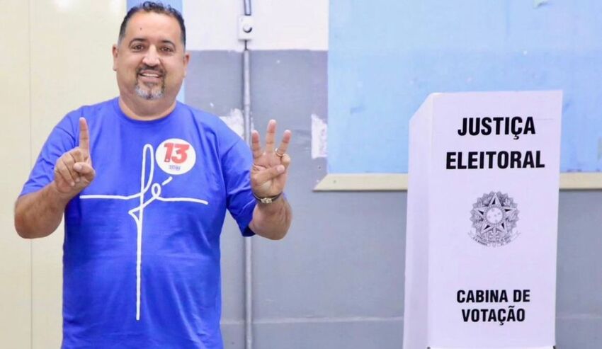Com a palavra ‘fé’ na camiseta, Marcelo Oliveira vota em Mauá e diz ter sido a campanha ‘mais polêmica’ que já participou