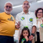 Guto Volpi vota ao lado da família na manhã deste domingo
