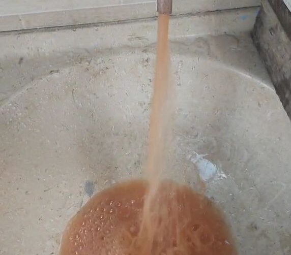 água marrom