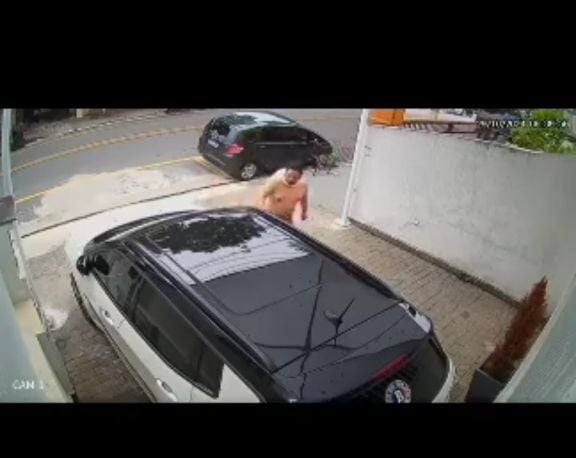 homem risca carro em São Caetano